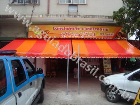 Toldo cortina com colunas móveis, proporciona proteção e beleza ao estabelecimento.